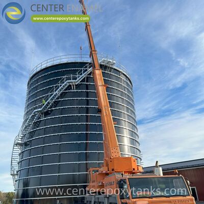 큰 물 탱크로 볼트 된 철강 물 탱크: 상당한 규모와 높은 액체 부하에서 구조적 안정성을 위해 설계되었습니다.